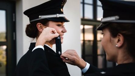 Eine Absolventin der Hochschule der Sächsischen Polizei (FH) erhält ihren ersten silbernen Stern für ihre Dienstuniform.