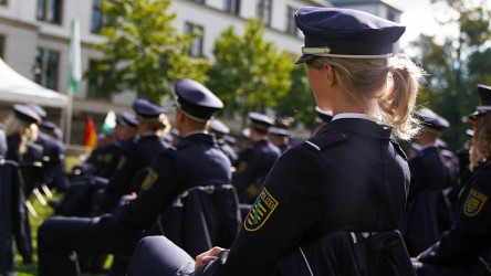Die feierliche Ernennung zur Kommissarin oder Kommissar fand am 30. September im Ehrenhain der Offizierschule des Heeres in Dresden statt.