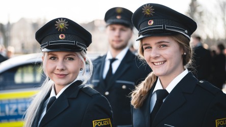 Ausbildung bei der Polizei Sachsen erfolgreich abgeschlossen: Lucie-Sophie, Maximilian und Johanna lächeln kurz vor ihrer Ernennung in Zwickau in die Kamera.