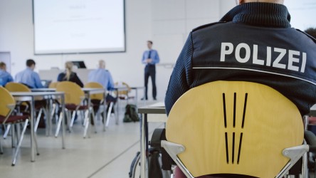 Mehrere Studenten sitzen im Audimax der Polizeifachhochschule in Rothenburg.