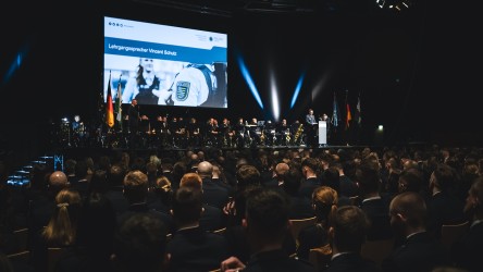 Lehrgangssprecher Vincent spricht bei der feierlichen Ernennung nach der Ausbildung bei der Polizei Sachsen in Zwickau 2024 zum Publikum.