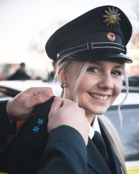 Polizeimeisterin Lucie-Sophie lächelt bei der feierlichen Ernennung der Polizei Sachsen 2024 in Zwickau in die Kamera. Ab jetzt trägt sie zwei blaue Sterne auf der Schulter.