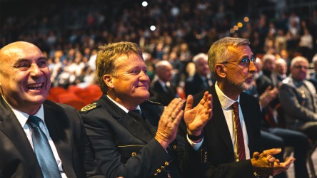 Auf dem Foto sind Sachsens Staatsminister Armin Schuster, Landespolizeipräsident Jörg Kubiessa und der Leiter des Personalreferates der Polizei Sachsen zu sehen.